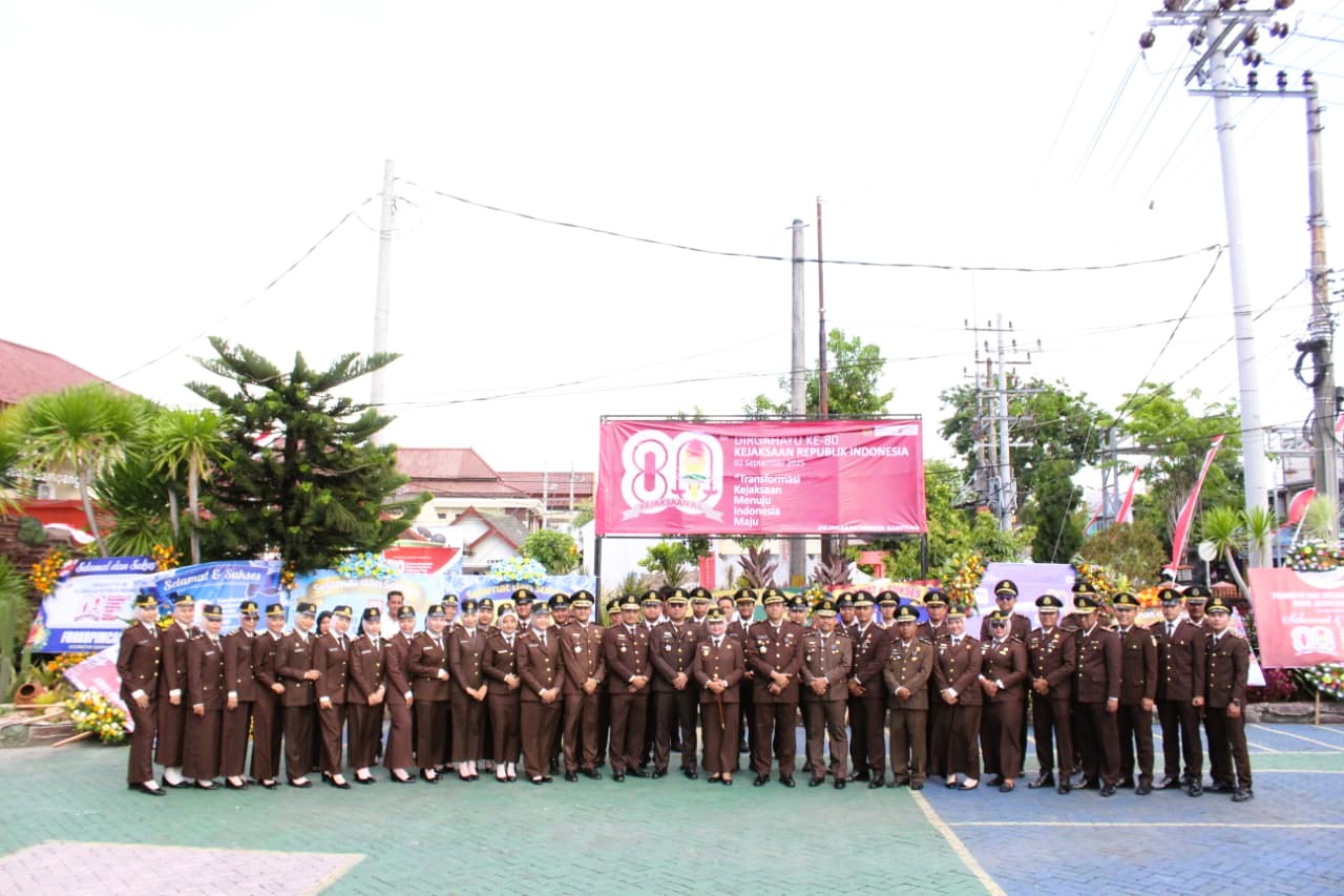 BERJEJER: Seluruh pegawai Kejari Sampang berfoto bersama usai upacara peringatan HUT Kejaksaan RI di halaman kantor, Selasa (2/9/2025).