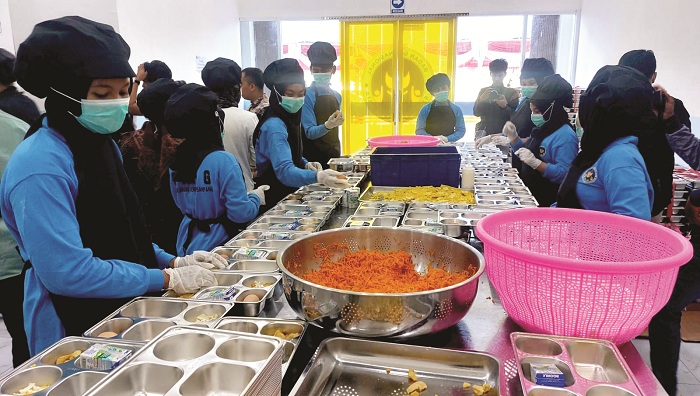 MAKANAN BERGIZI: Sejumlah petugas tengah menyiapkan makanan di SPPG Darun Najah di Desa Jungkarang, Kecamatan Jrengik, Senin (25/8). (JUNAIDI PONDIYANTO/JPRM)