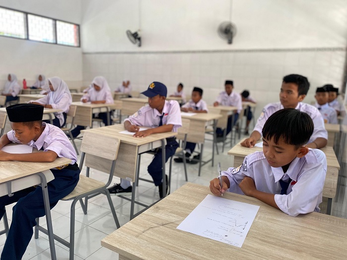 DIDIDIK: Siswa sedang belajar di SRMP 29 Pamekasan, Desa Buddagan, Kecamatan Pademawu, Rabu (3/9). (AYU LATIFAH/JPRM)