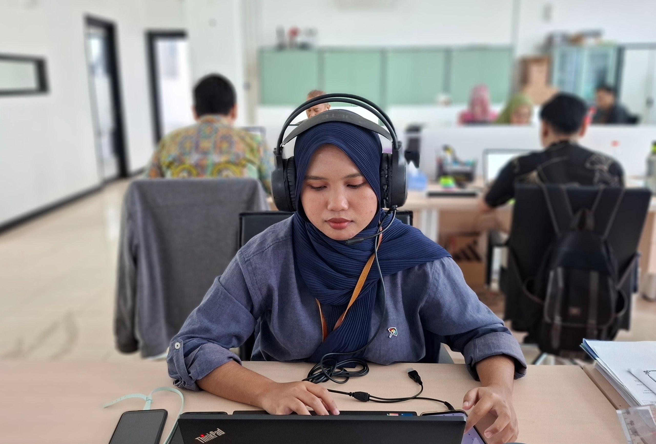 SIAGA: Petugas telekolekting siap berkomunikasi dengan para klien.