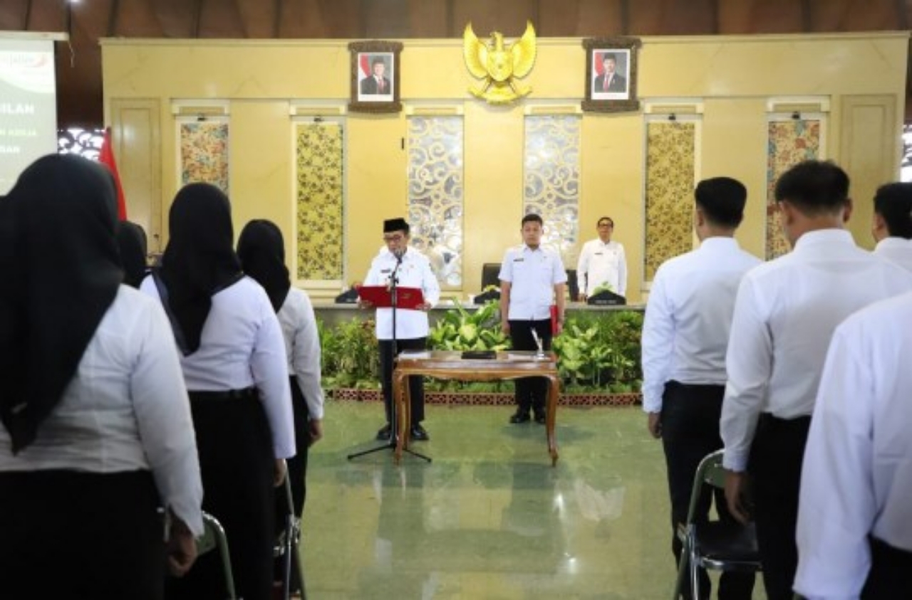 Pemkab Pamekasan saat melantik para peserta PPPK yang dinyatakan lolos.