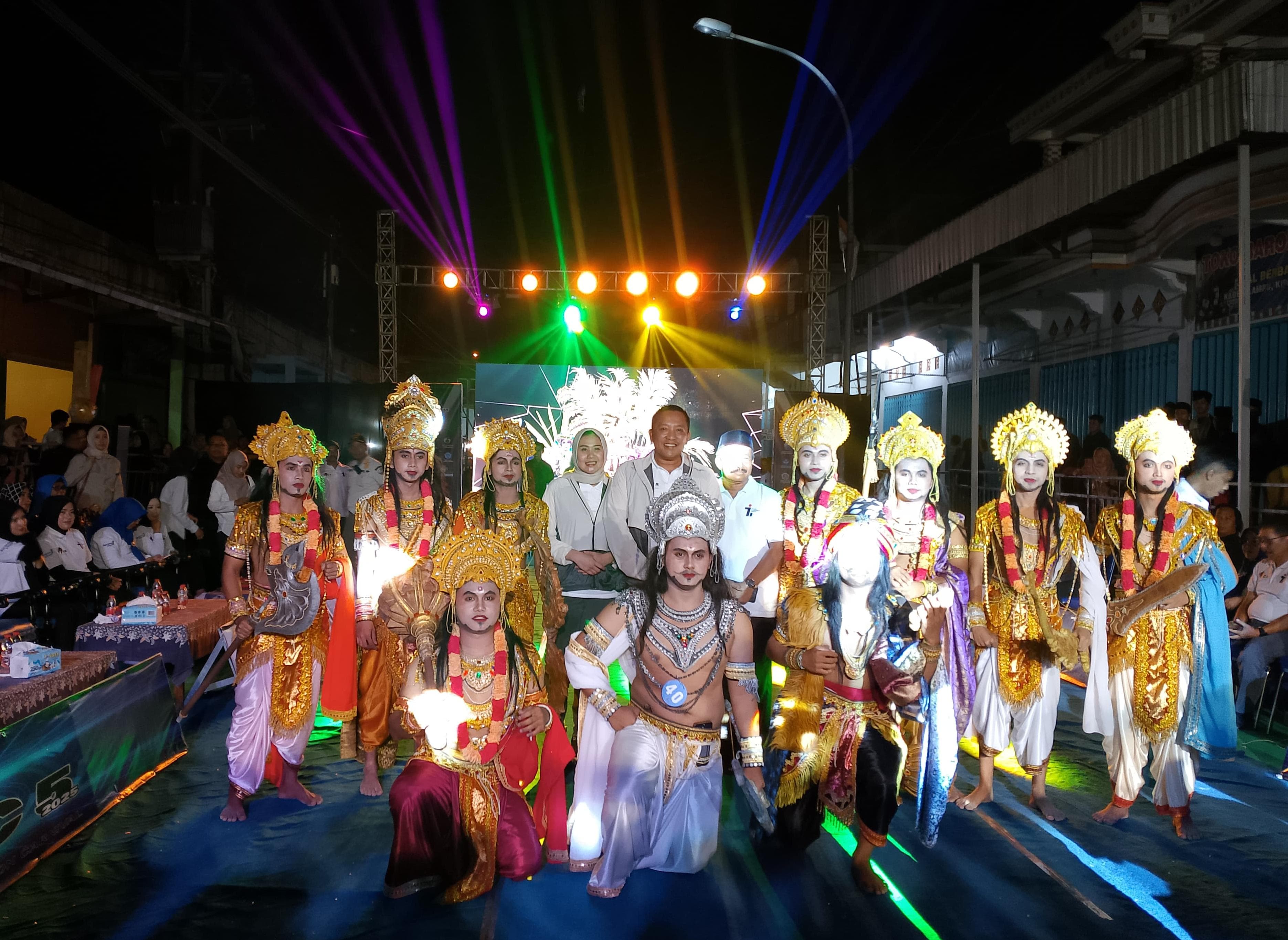 MERIAH: Bupati Sampang Slamet Junaidi bersama istri foto bersama peserta carnival dalam acara TFC 5 di Desa, Tambelangan, Kecamatan Tambelangan, Sampang, Rabu (3/9) malam.