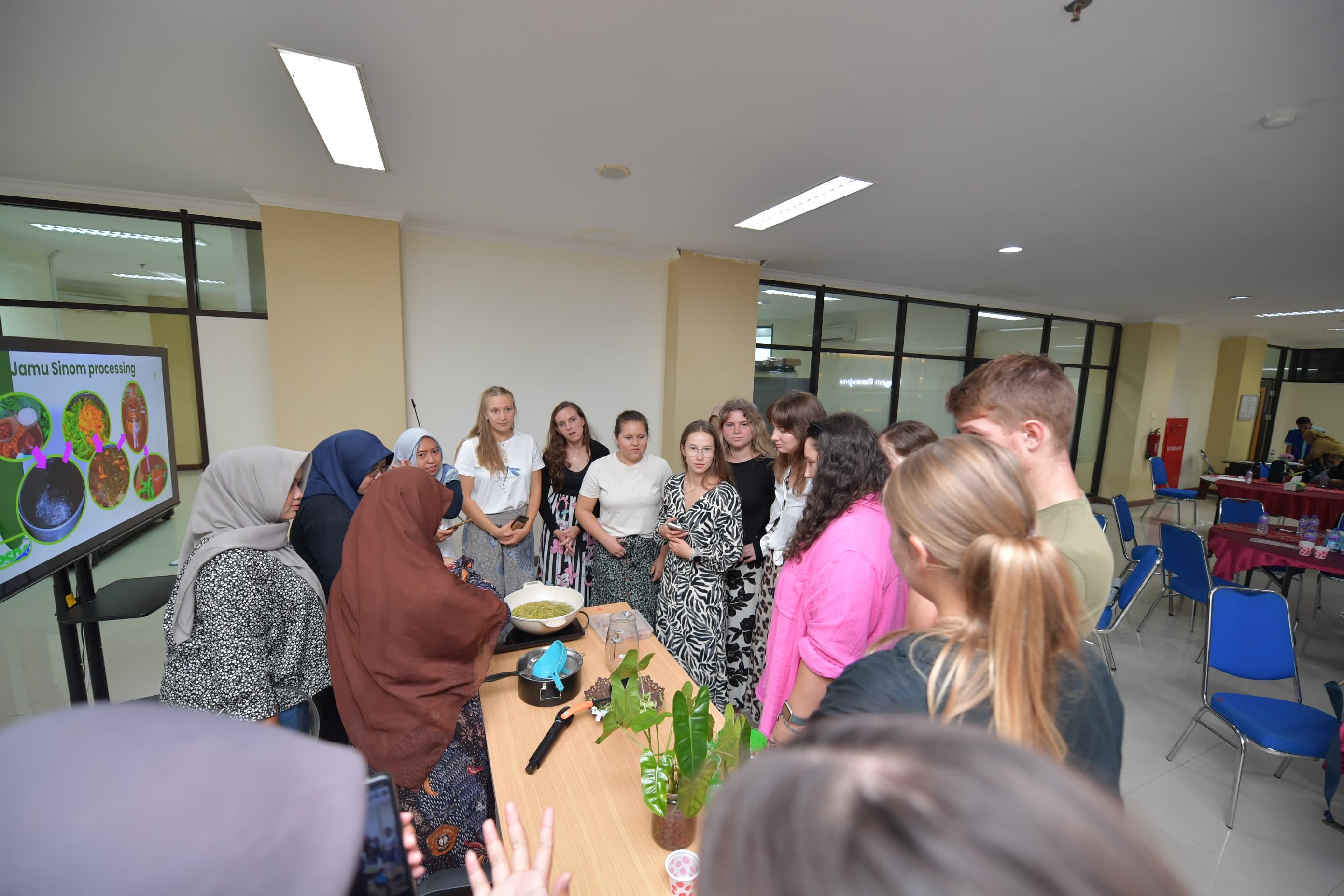 JAMU TRADISIONAL: Mahasiswa Palacky University Olomouch Ceko belajar meracik jamu tradisional Madura.