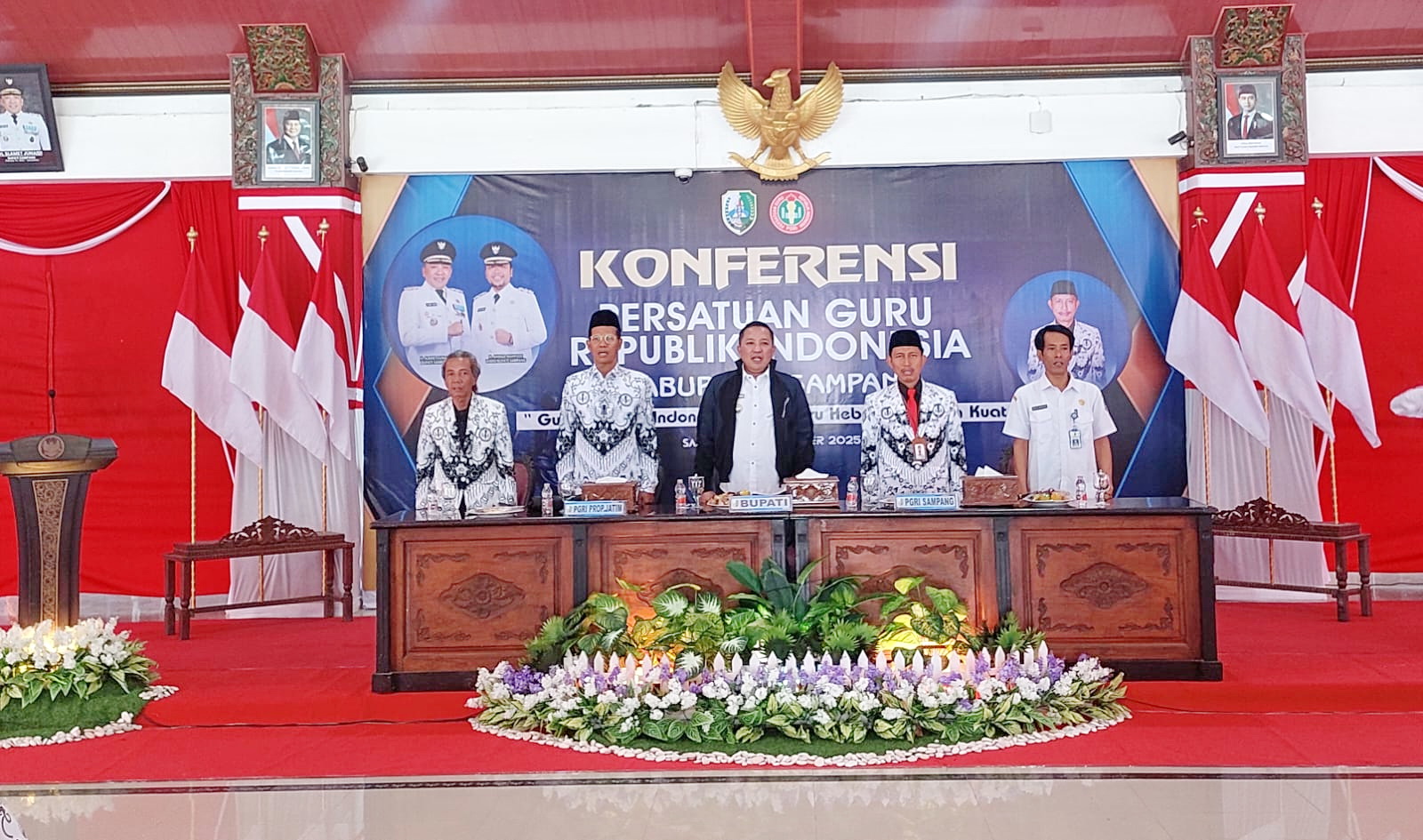 KHIDMAT: Bupati Sampang Slamet Junaidi (tengah) mengikuti acara konferensi PGRI di Pendapa Trunojoyo, Rabu (3/9).