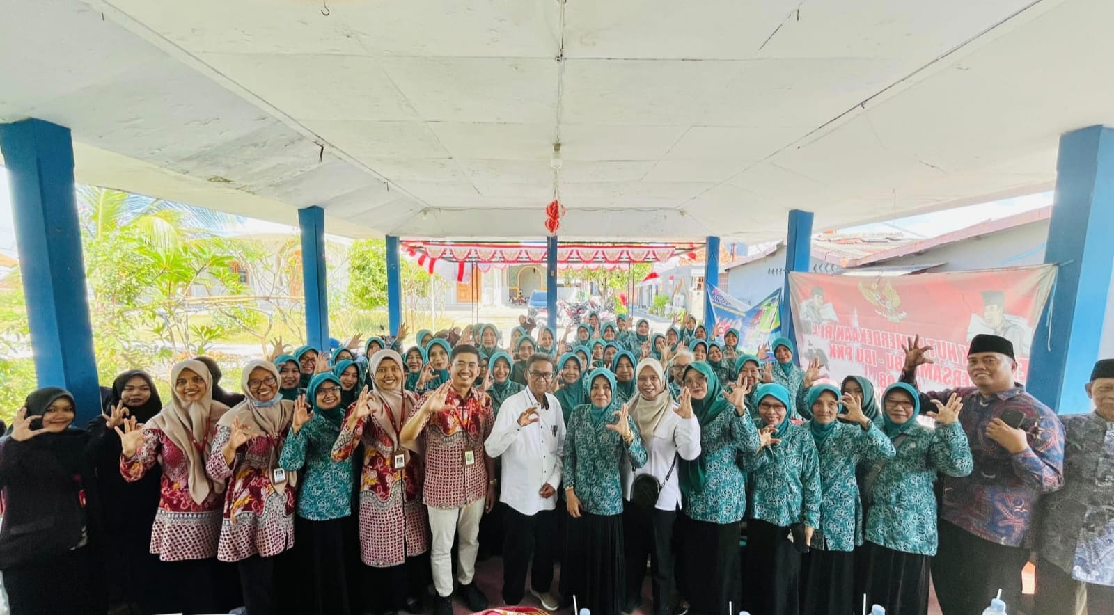 PENGABDIAN: Tim dosen dari Universitas Noor Huda Mustofa (NHM) Bangkalan foto bersama dengan ibu-ibu PKK di Kamal.