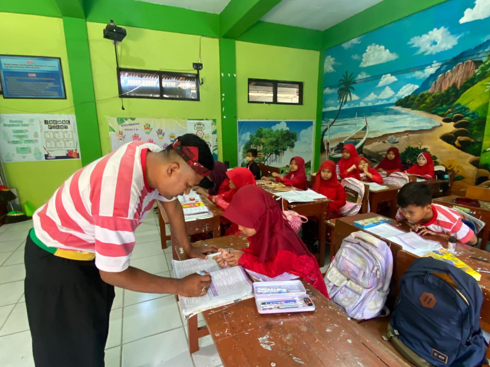 PENDIDIKAN: Sutrisno saat mengajar di SDN Bugih 3, Kamis (04/09).