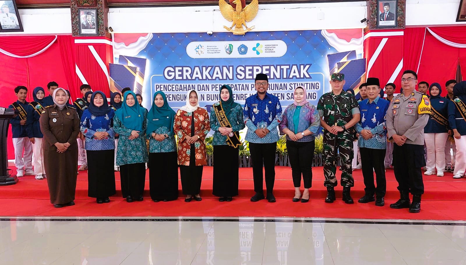 KOMPAK: Wabup Sampang (tengah, berkacamata), Ketua TP PKK Sampang  (tengah), dan Wakil Ketua TP PKK Sampang (empat dari kiri) berfoto bersama dengan perwakilan forkopimda di Pendopo Trunojoyo Sampang