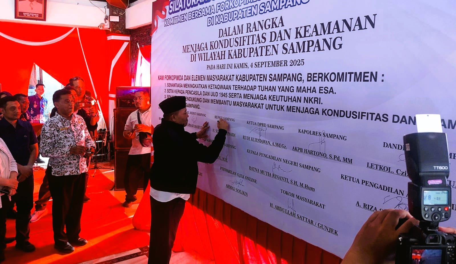 KOMITMEN: Bupati Sampang Slamet Junaidi membubuhkan tandatangan komitmen menjaga kondisivitas dan keamanan daerah di Pendopo Trunojoyo Sampang, Kamis (04/09).