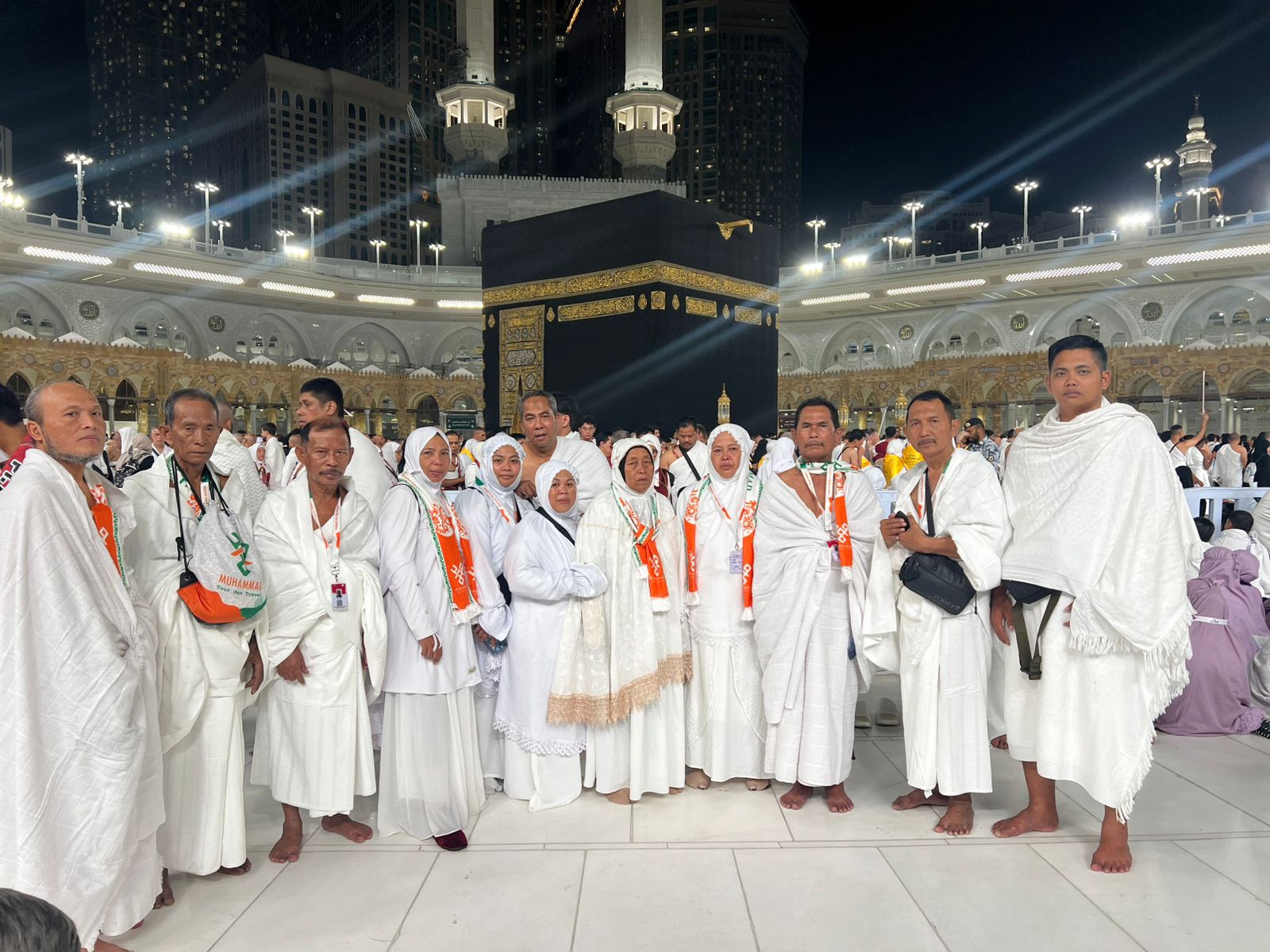 IBADAH: Jamaah umrah PT Mohammad Tour and Travel berfoto bersama usai melaksanakan umrah pertama di Tamah Suci, Rabu (3/9).