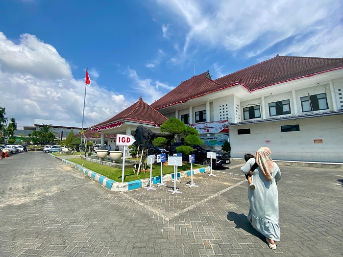 LAYANAN MASYARAKAT: Sejumlah pengunjung berada di RSUD Smart Pamekasan, Jumat (22/8). (MOH. IQBAL AFGANI/JPRM)
