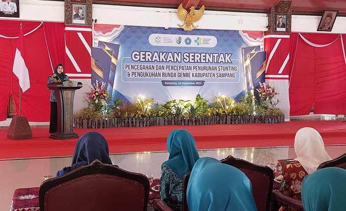 DISEGANI: Bunda Genre Kabupaten Sampang Selviana Slamet Junaidi menyampaikan sambutan di Pendopo Trunojoyo, Kamis (4/9). (JUNAIDI PONDIYANTO/JPRM)