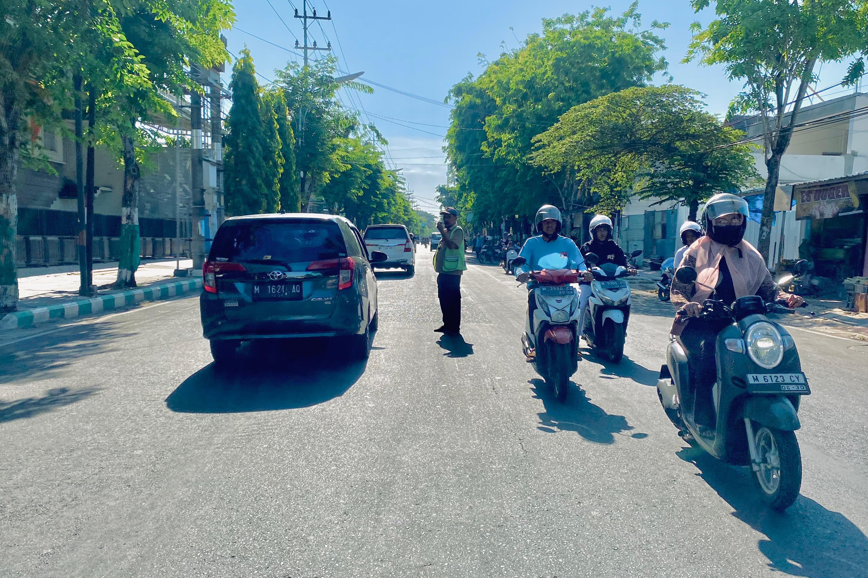 BERAKTIVITAS: Pengguna jalan melintas di Jalan Kabupaten, Pamekasan, Jumat (4/9/2025).