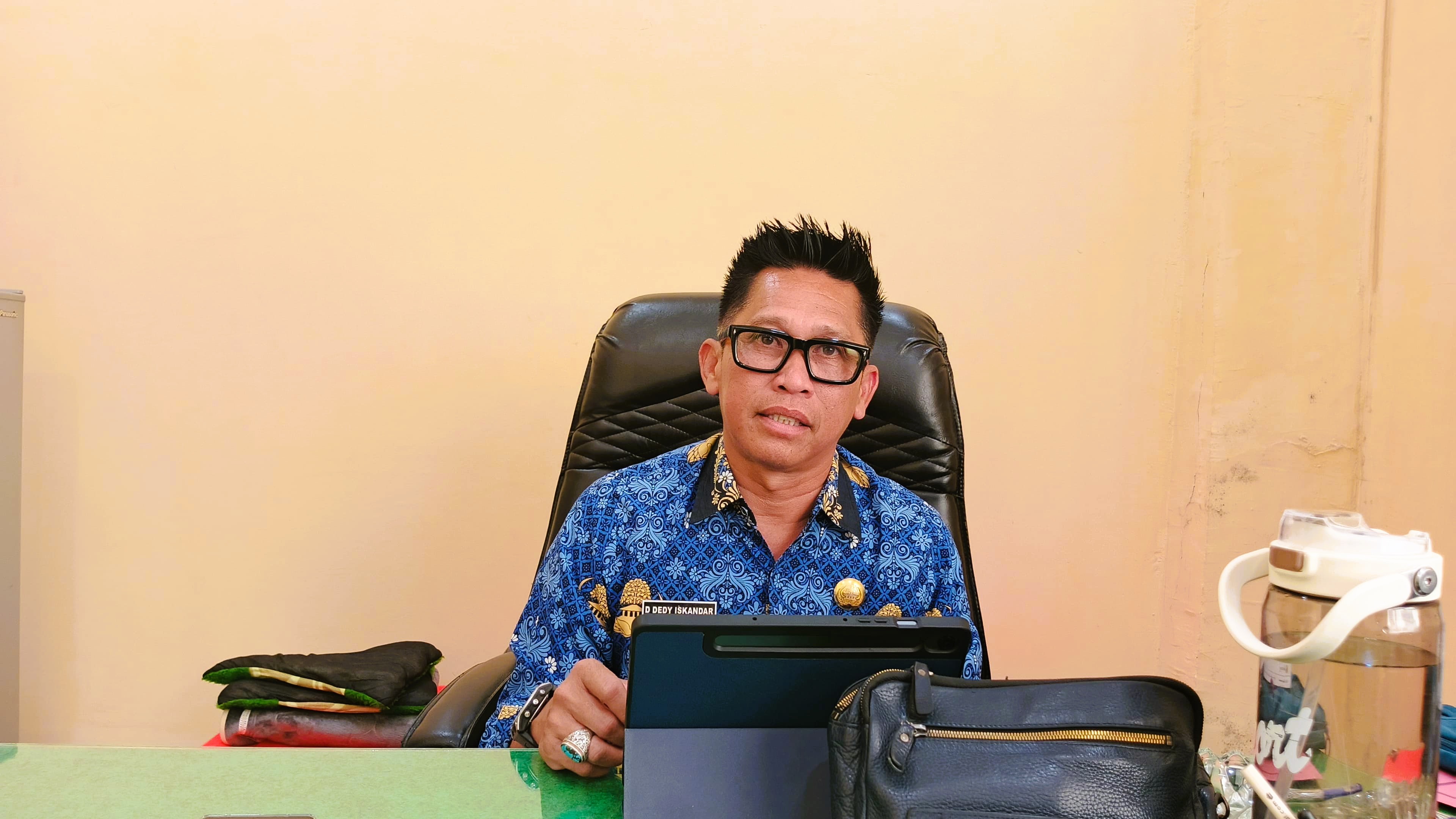 MENJELASKAN: Kabag Perekonomian dan SDA Setkab Sumenep Dadang Dedy Iskandar saat ditemui di ruangannya.