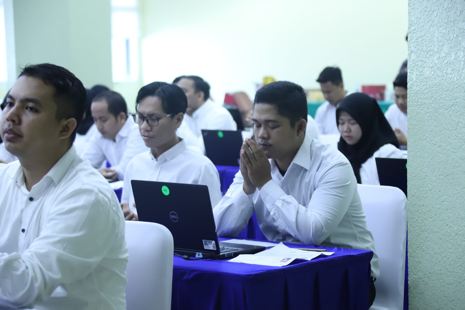 Para peserta sedang berdoa sebelum seleksi CPNS dimulai
