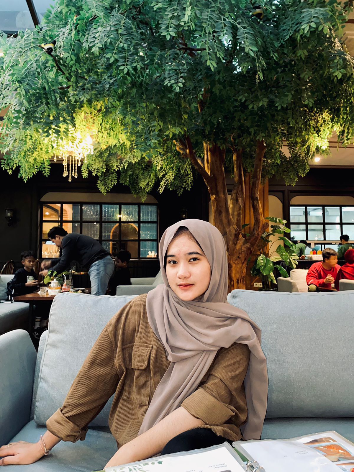 SELARAS: Asri Agustina Salsabila berfoto mengenakan pakaian warna senada dengan hijab saat berada di sebuah kafe.