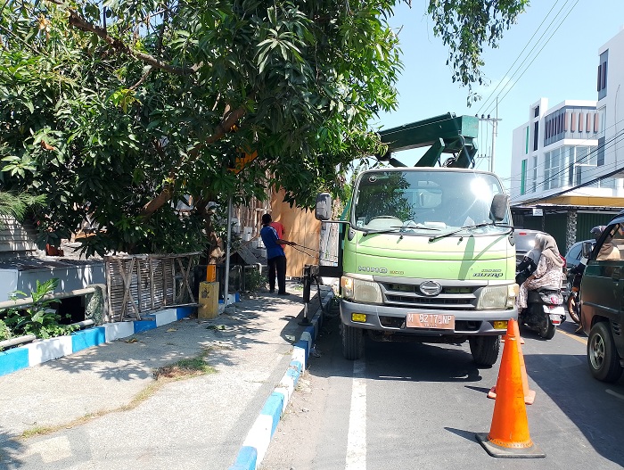 TIDAK PATUT DICONTOH: Armada kebersihan milik DLH Perkim Sampang beroperasi di Jalan Raya KH Wahid Hasyim meski pelat nomor kendaraan kedaluwarsa, Jumat (5/9). (UBAIDILLAHIR RAIE/JPRM)