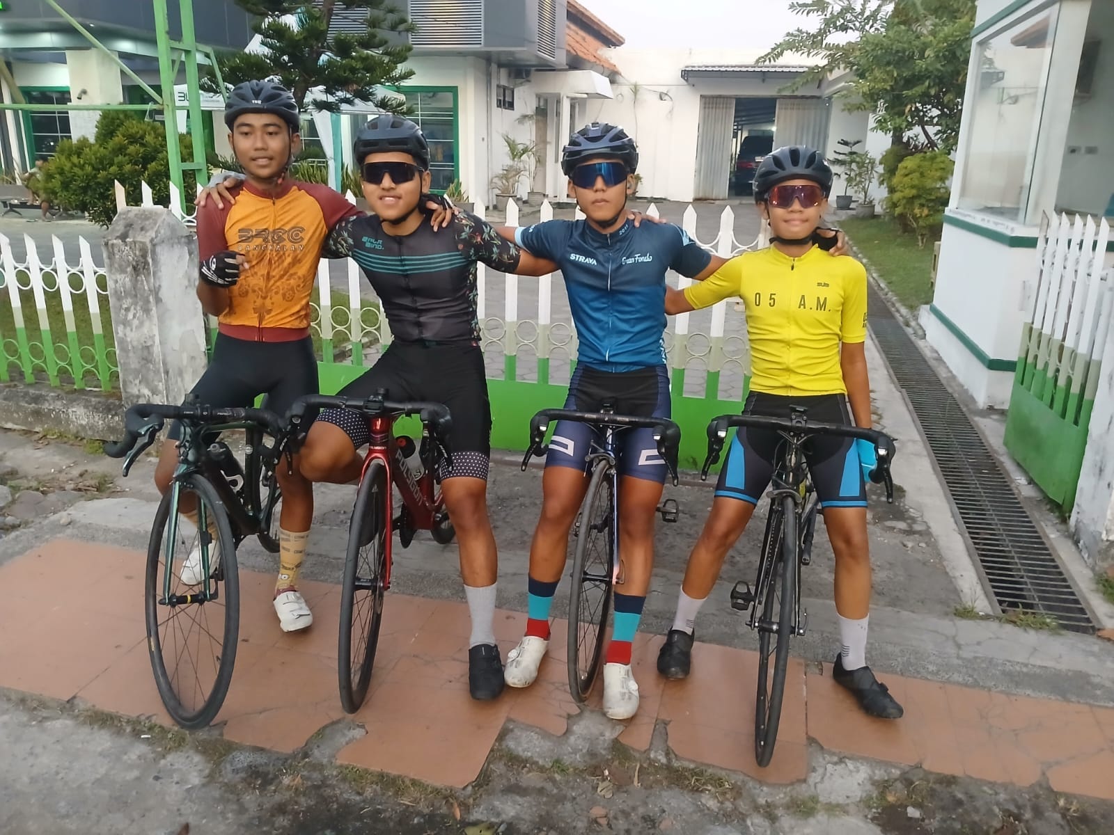 SIAP BERLAGA: Atlet sepeda Bangkalan saat melaksanakan latihan bersama Minggu (3/8).