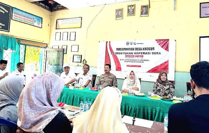TERBUKA UNTUK UMUM: Perwakilan DPMD dan Diskop Umdag Bangkalan mengikuti KMP di Desa Lajing, Kecamatan Arosbaya, Rabu (21/5). (ZEINAL ABIDIN/JPRM)