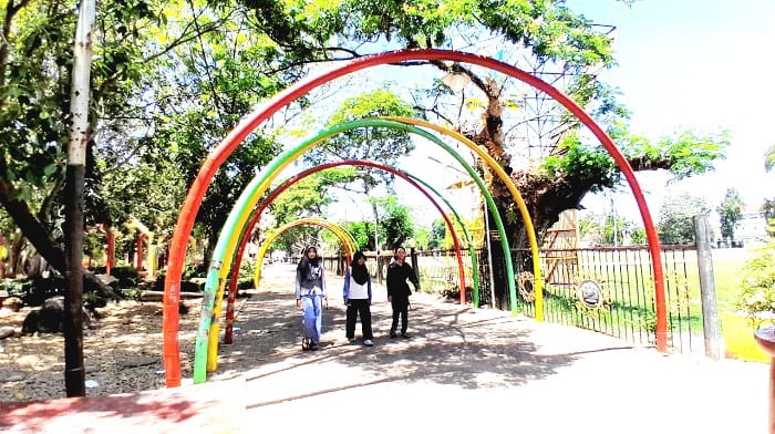 RUANG AMAN: Pengunjung beraktivitas di Taman Paseban Bangkalan Minggu (7/9). (M. KHOLIL RAMLI/JPRM)