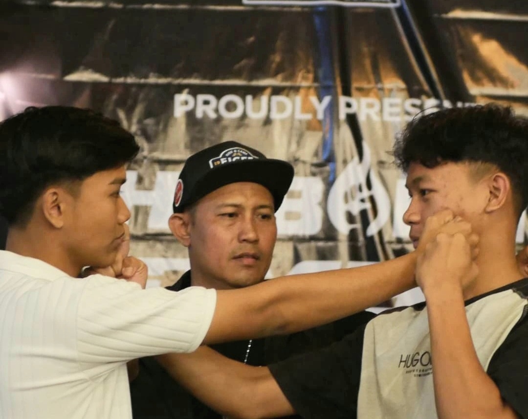TAJAM: Atlet saling bertatapan sebelum menuju ring pertandingan di Master Gym Pamekasan, Sabtu (30/8