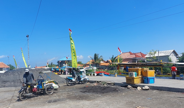 TEMPAT PENYEBERANGAN: Warga berada di Pelabuhan Tanglok, Kelurahan Banyuanyar, Kecamatan Sampang, Senin (7/7). (JUNAIDI PONDIYANTO/JPRM)