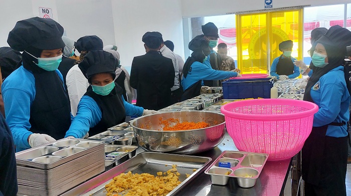 MENAMBAH GIZI: Pegawai Yayasan Pendidikan Islam Darun Najah menyiapkan menu MBG di SPPG Darun Najah di Desa Jungkarang, Kecamatan Jrengik, Senin (25/8). (JUNAIDI PONDIYANTO/JPRM)