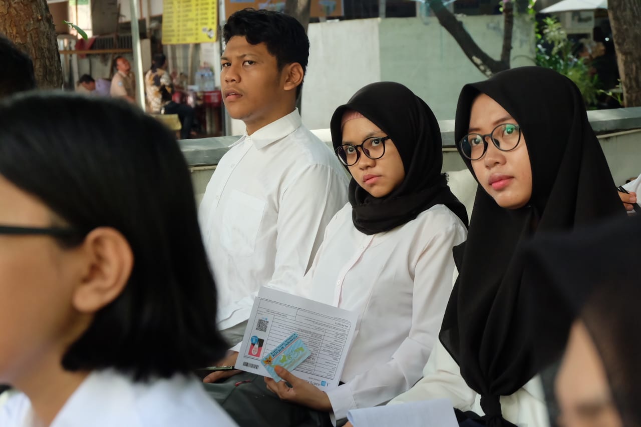 Retno Wulandari (tengah), peserta SKD CPNS Kementerian PANRB saat menjalani tahapan SKD di Kantor Regional II Badan Kepegawaian Negara (BKN), Sidoarjo, Jawa Timur, Senin (03/02).