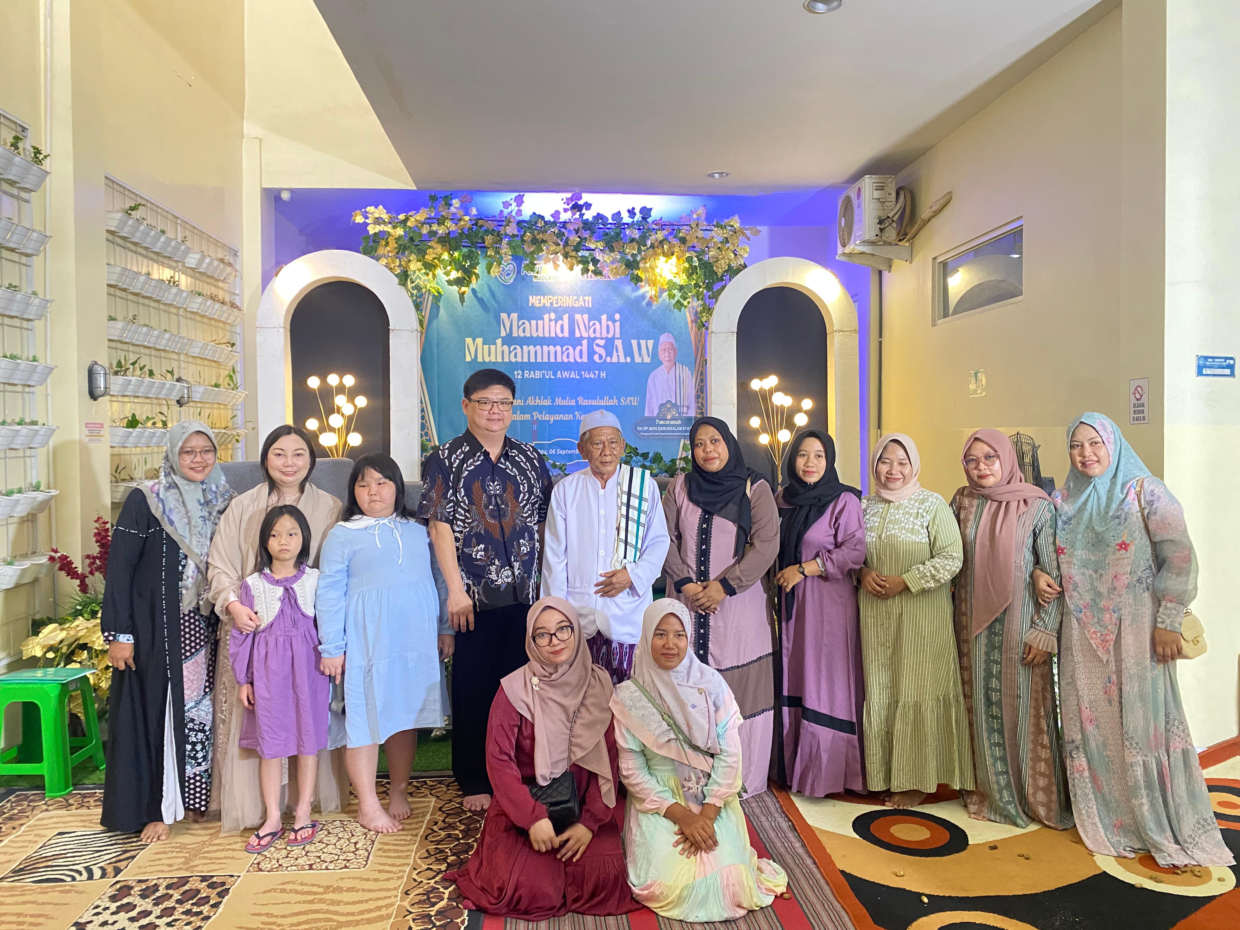 BERJALAN HIDMAT: dr Franky Ardhana Kawilarang, Sp.OG., M.Biomed (baju batik) berfoto bersama istri tercinta, dr Anita Setiawati, dan seluruh tamu undangan di halaman RSIA Puri Bunda Madura Sabtu (6/9)