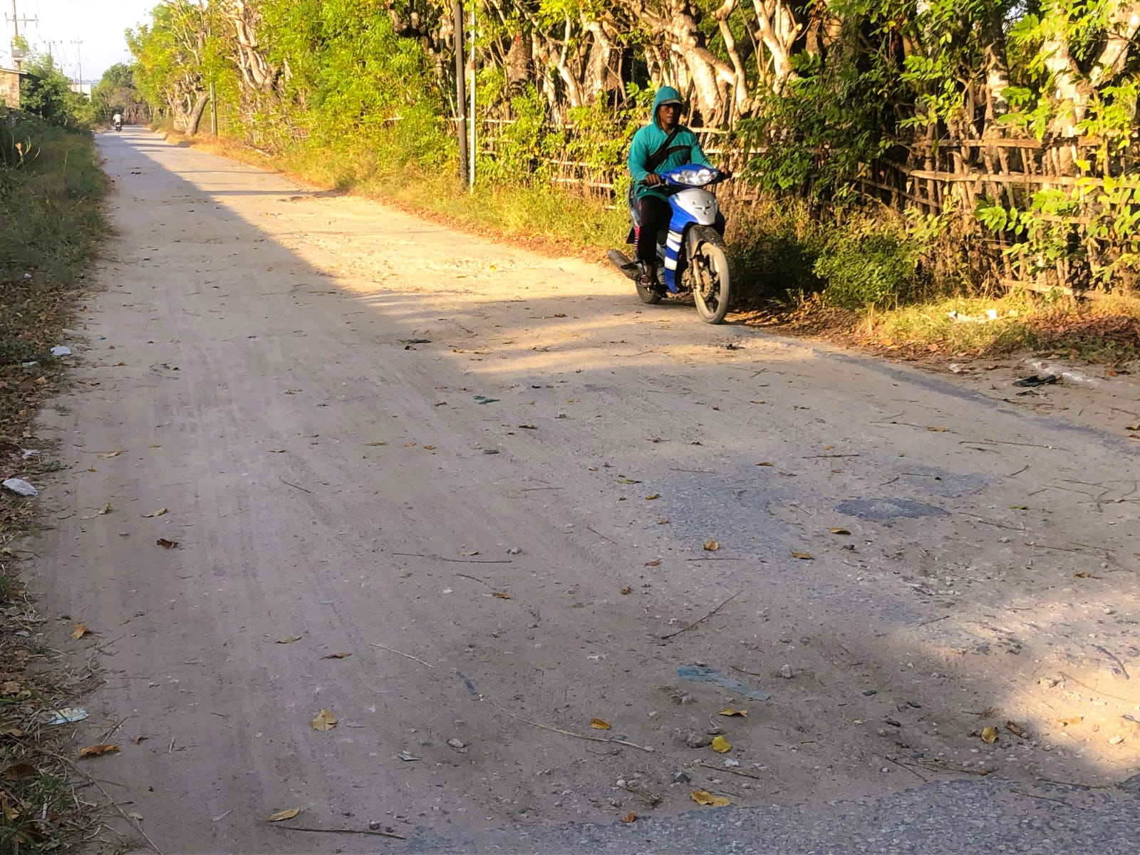 INFRASTRUKTUR: Pengendara sepeda motor melintas di Jalan Desa Polagan&ndash;Montok, Senin (1/9).