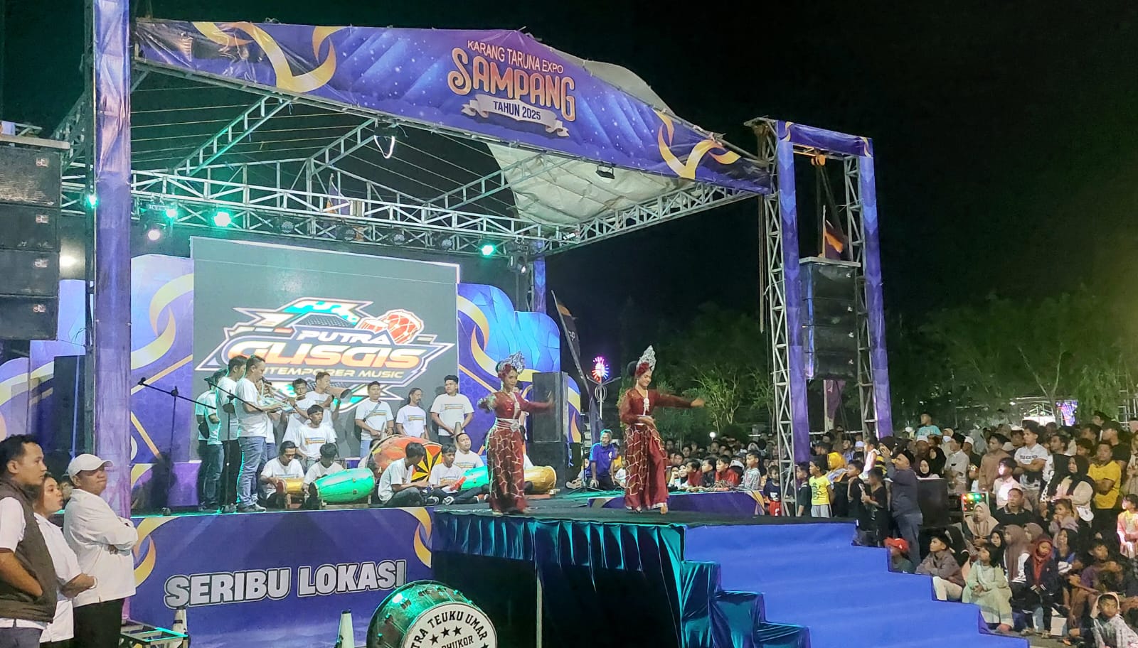 RUANG PUBLIK: Salah satu kelompok daul combodug tampil di acara Karang Taruna Ekspo 2025 di Alun-alun Trunojoyo Sampang Minggu (7/9) malam.