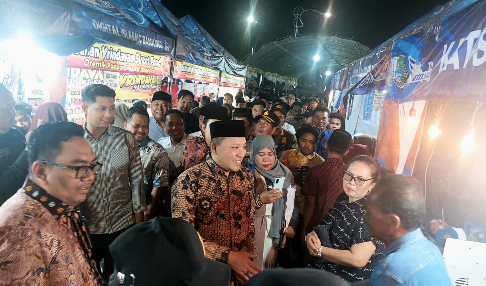 APRESIASI: Bupati Sampang Slamet Junaidi didampingi jajaran forkopimda meninjau lokasi bazar dalam acara Karang Taruna Ekspo 2025 di Alun-alun Trunojoyo Sampang Minggu (7/9) malam.