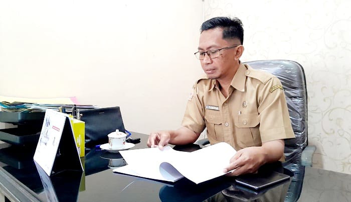 FOKUS: Kabid Tata Bangunan dan Gedung DPRKP Bangkalan Nur Taufiq melihat data PBG di ruang kerjanya Senin (8/9). (M. KHOLIL RAMLI/JPRM)