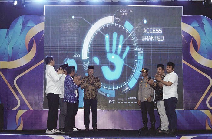 SUKSES: Bupati Slamet Junaidi didampingi jajaran Forkopimda dan Pengurus Karang Taruna Sampang membuka acara Karang Taruna Expo 2025 di Alun-Alun Trunojoyo, Minggu (7/9) malam.