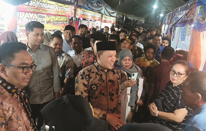 APRESIASI: Bupati Sampang Slamet Junaidi bersama rombongan meninjau lokasi bazar Karang Taruna Expo 2025 di Alun-Alun Trunojoyo, Minggu (7/9) malam. (JUNAIDI PONDIYANTO/JPRM)