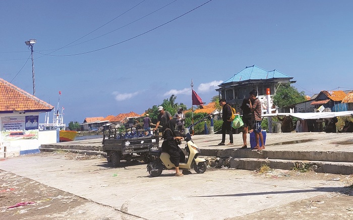 TERIK: Kendaraan roda tiga parkir di Pelabuhan Tanglok, Kelurahan Banyuanyar, Kecamatan Sampang, Senin (7/7). (JUNAIDI PONDIYANTO/JPRM)