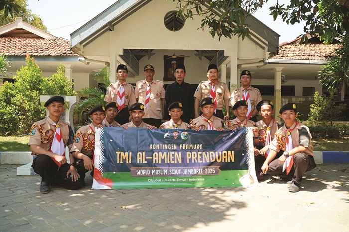 SIAP BERKOMPETISI: Wakil Pimpinan dan Pengasuh PP Al Amien Prenduan KH Dr Ghozi Mubarok Idris, MA, didampingi Humas PP Al Amien Ustad Ainurrahman Abbasi, melepas kontingen WMSJ Sabtu (6/9).