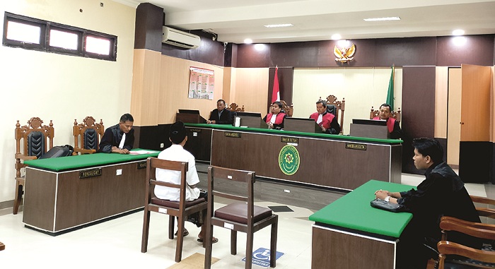 HUKUM: Terdakwa Farel Andriansyah mengikuti sidang tuntutan di Pengadilan Negeri Sampang, Senin (1/9). (UBAIDILLAHIR RAIE/JPRM)