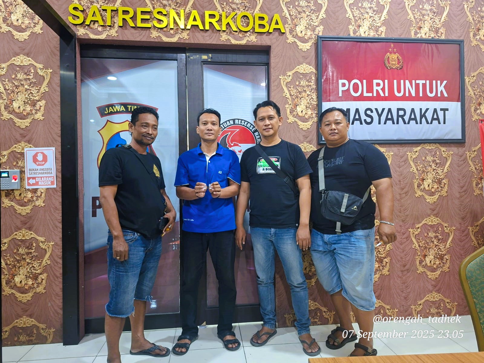 MELANGGAR HUKUM: Tersangka MD (baju biru) dilimpahkan ke Satreskoba Polres Sampang, Minggu (7/9).