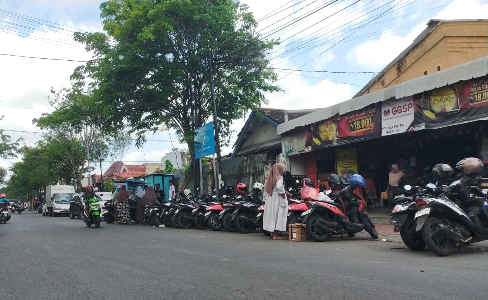PERLU DIBINA: Juru parkir (jukir) di Jalan KH Moh. Kholil Bangkalan tengah bertugas Selasa (2/9).