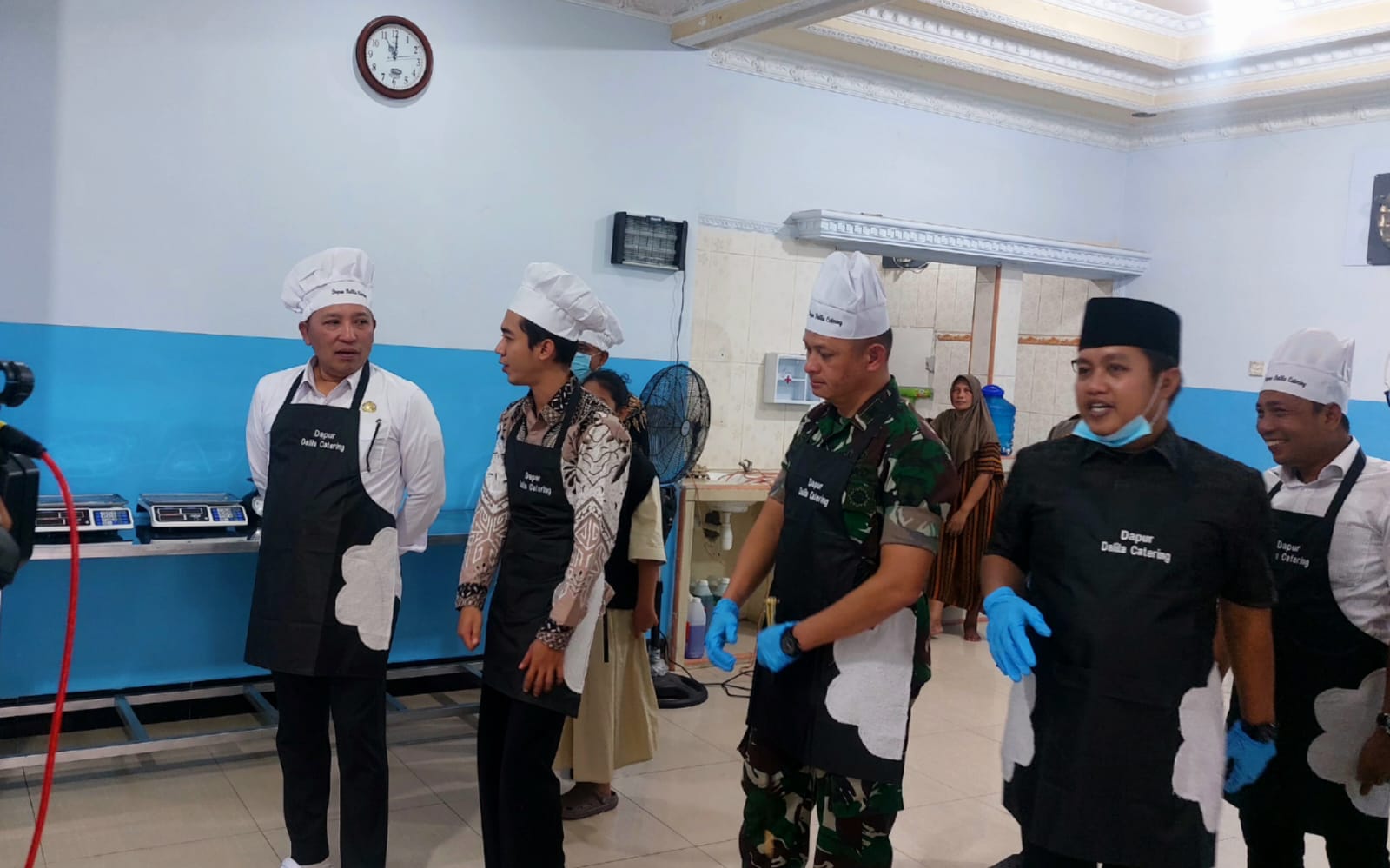 TINJAU: Bupati Sampang H. Slamet Junaidi bersama para undangan melihat dapur SPPG Kemas Desa Kotah, Jrengik, Sampang, Selasa (9/9).