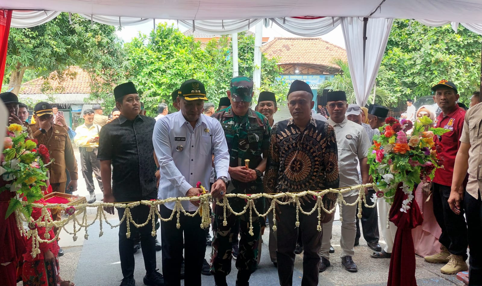 SIMBOLIS: Bupati Sampang H. Slamet Junaidi meresmikan dapur SPPG Kemas didampingi Dandim 0828 Sampang, Ketua DPRD Sampang dan tokoh masyarakat di Desa Kotah, Jrengik, Sampang, Selasa (9/9).