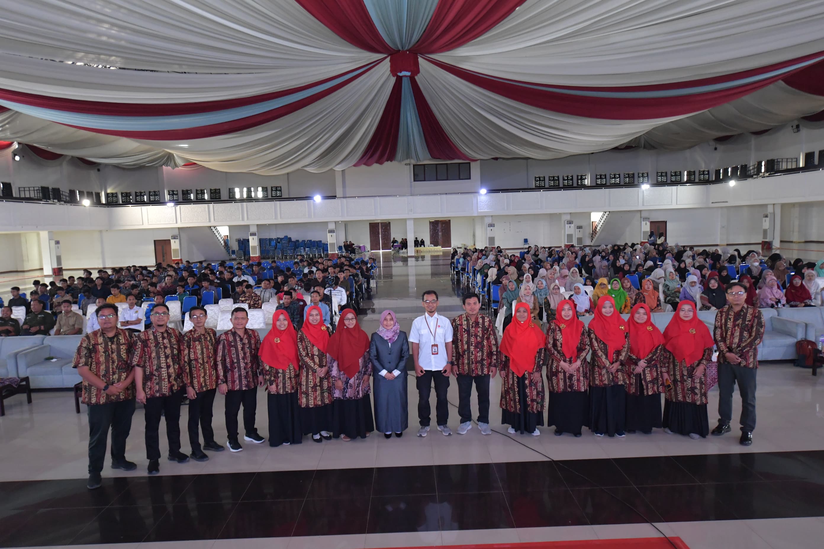 MAJUKAN PENDIDIKAN: Para dosen dan pemateri foto bersama peserta seminar di gedung pertemuan UTM, Bangkalan, Selasa (9/9).