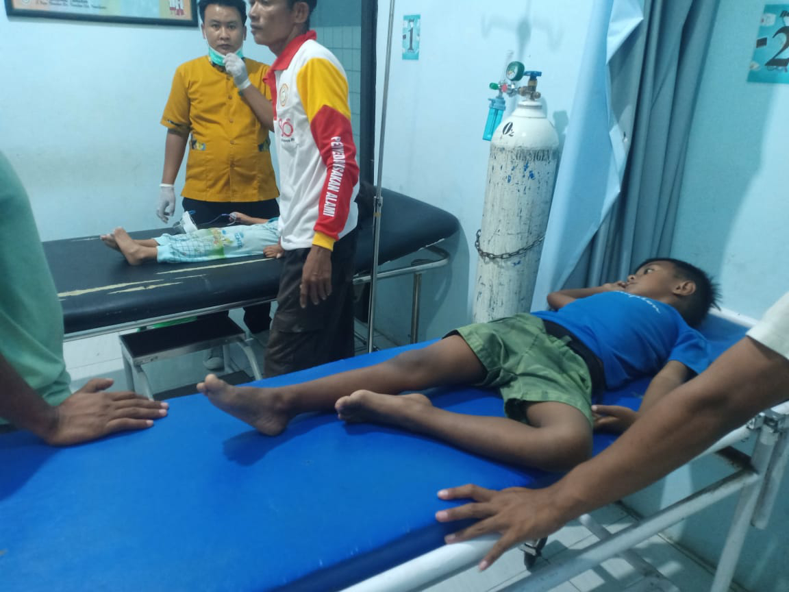 DITANGANI MEDIS: Sejumlah siswa TK Yayasan Al-Falah, Kecamatan Tlanakan, Pamekasan, dirawat di Puskesmas Tlanakan, mereka mengalami mual usai makan jatah MBG pada Senin (8/9)