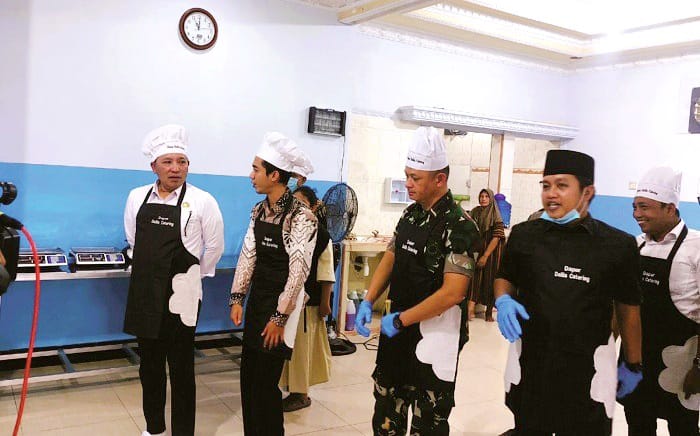 MEMANTAU: Bupati Sampang Slamet Junaidi (kiri) bersama jajaran forkopimda meninjau fasilitas dapur SPPG Kemas Desa Kotah, Kecamatan Jrengik, Sampang, Selasa (9/9). (JUNAIDI PONDIYANTO/JPRM)