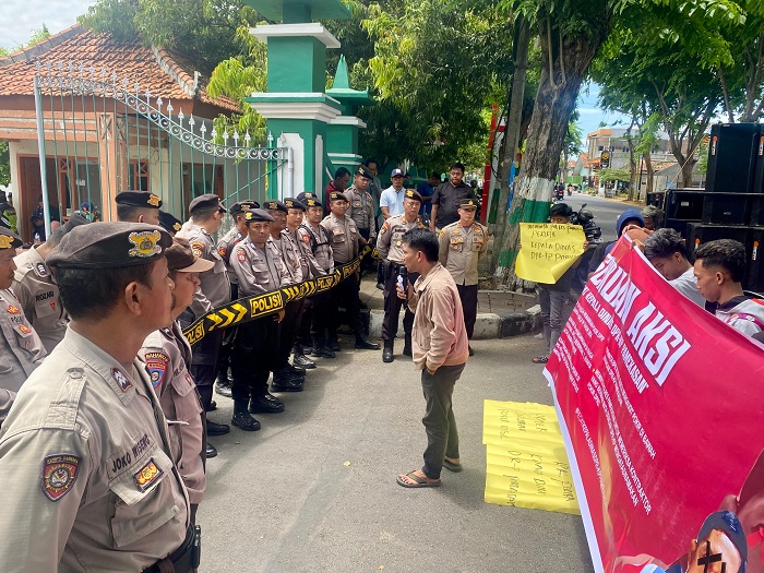 BERSITEGANG: Ketua Forkot Samsul Arifin adu argumen dengan Kepala DPRKP Pamekasan Muharram Selasa (9/9). (MOH. IQBAL AFGANI/JPRM)
