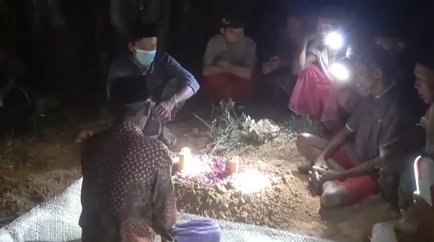 KHIDMAT: Jenazah bayi Syifa dikuburkan di pemakaman keluarga di Desa Duko, Kecamatan Arjasa, Sumenep, setelah otopsi, Sabtu (6/9).