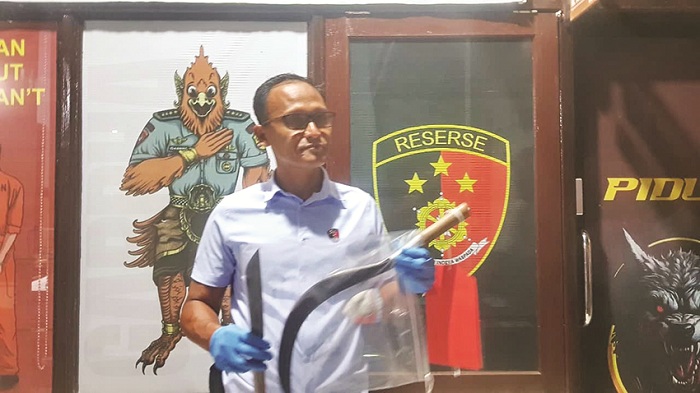 MILIK PELAKU: Kasatreskrim Polres Bangkalan AKP Hafid Dian Maulidi memperlihatkan barang bukti (BB) celurit di kantornya, Selasa (9/9). (ZEINAL ABIDIN/JPPRM)