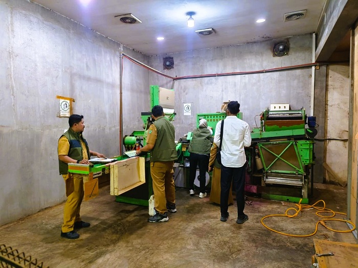DIAWASI: Tim pengawas mengecek mesin linting perusahaan rokok di Kabupaten Pamekasan, Selasa (26/8). (DISPERINDAG UNTUK JPRM)