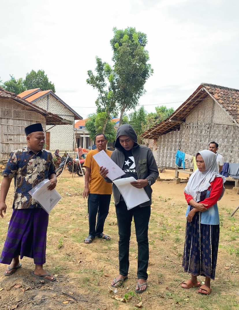 PERDULI: Tim BMC saat melakukan survei lokasi ruma Aini di Desa Campor, Kecamatan Proppo Senin (8/8).