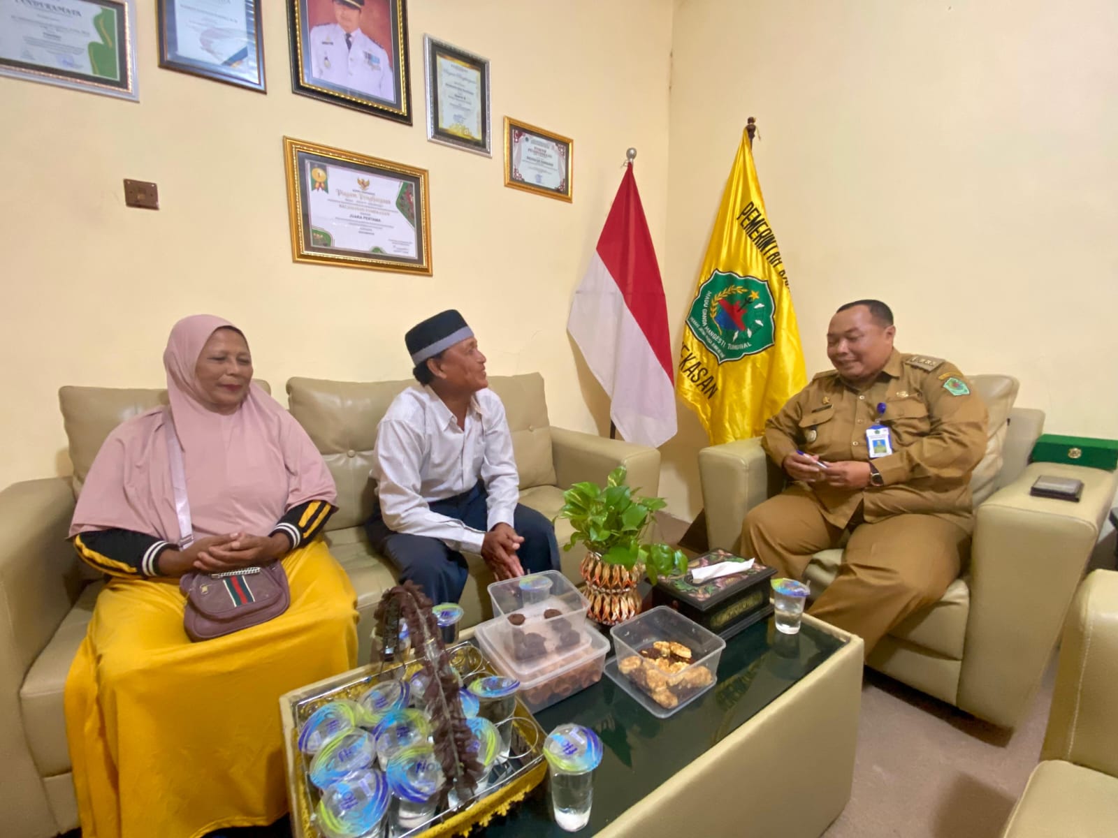 CARI SOLUSI: Faridatul Hasanah didampingi saudaranya, Budi Santoso, bertemu dengan Camat Pamekasan Rahmat Kurniadi Suroso, Selasa (09/09).